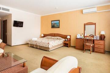 Полулюкс с двуспальной кроватью в Отеле Arthurs Spa Hotel By Mercure
